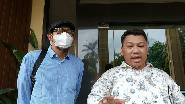 Aji Darmaji bersama pengacara Zaki R Mosabasa (Selvianus Kopong Basar / FTNews.co.id)